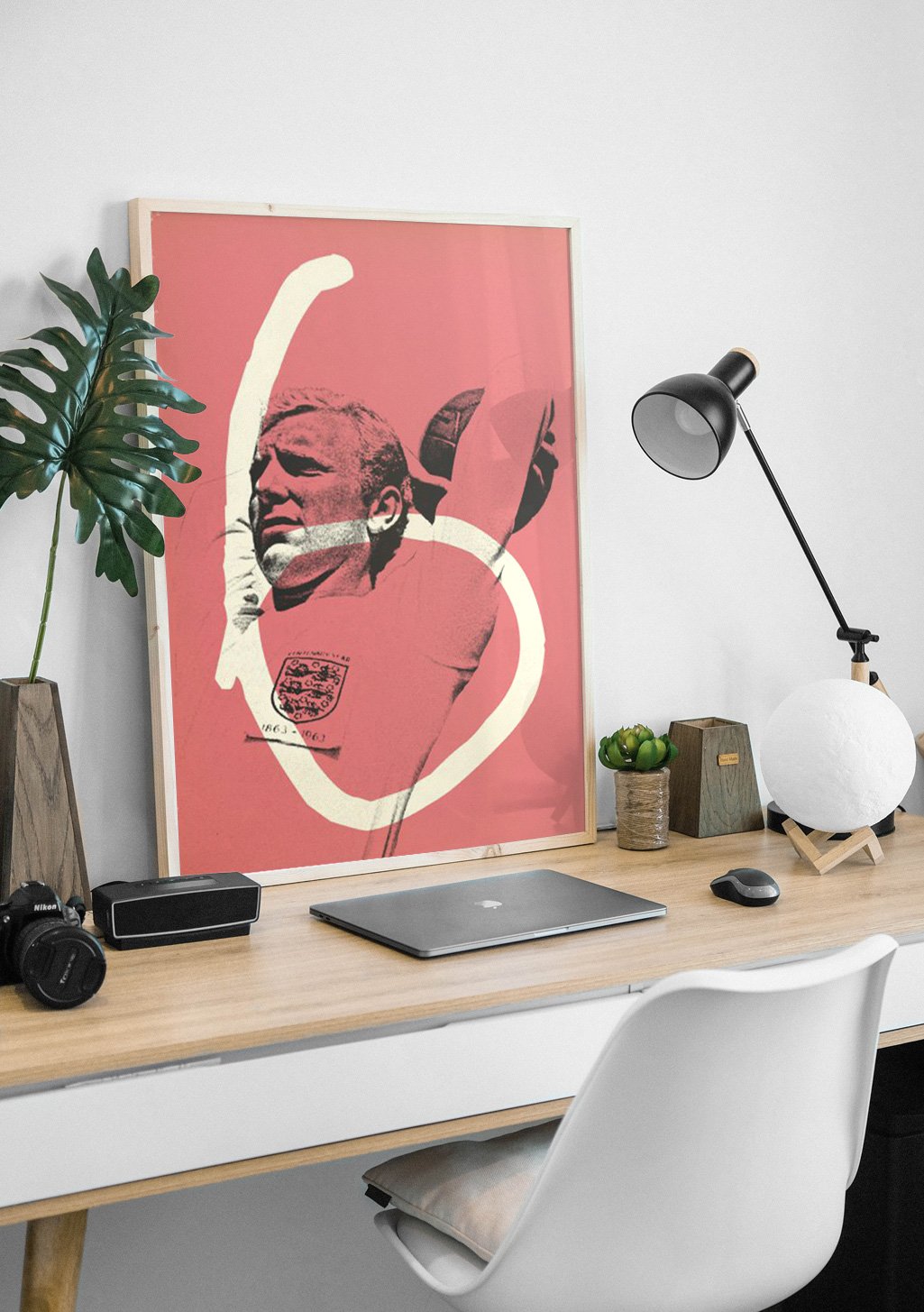 Homme avec casque, cœur, fond rouge