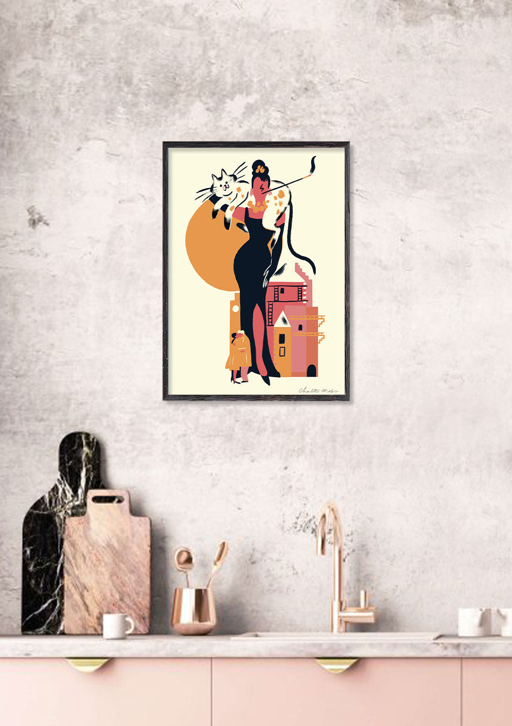 Femme avec chat, maison rose, lune orange, style artistique
