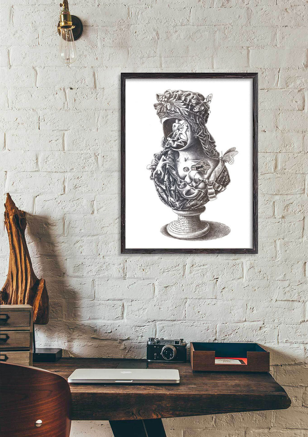 Vase orné, motifs floraux, cadre noir, mur blanc
