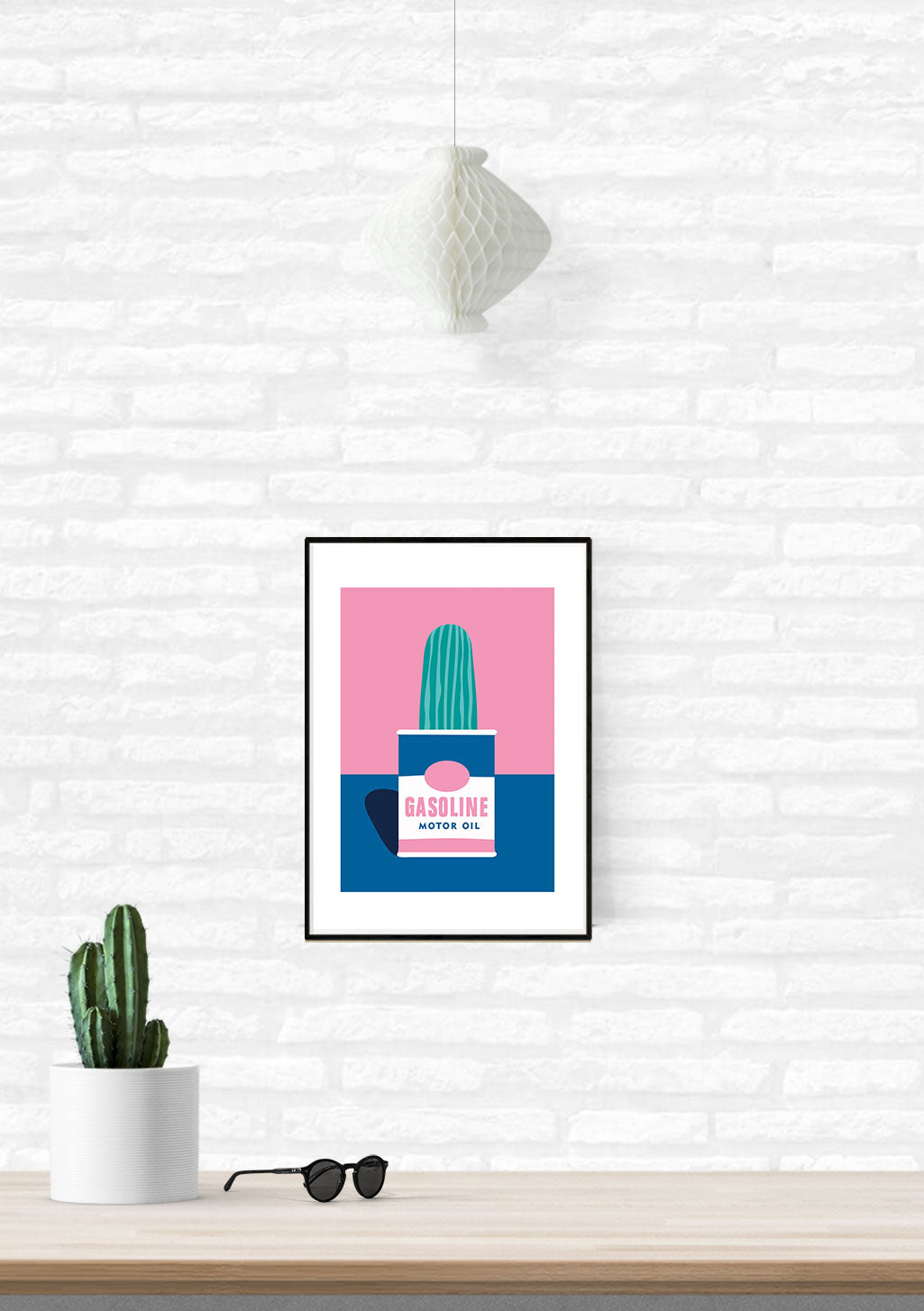 Cactus sur bouteille d'essence rose et bleue