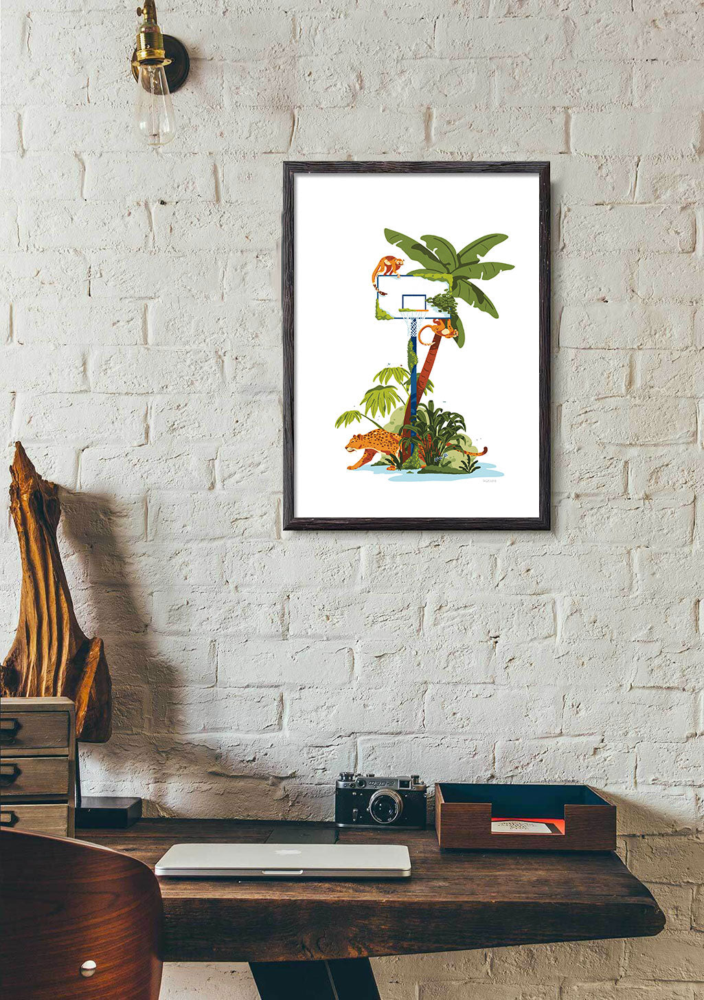 Palmier, singe, girafe, lion, jungle, cadre, mur blanc, bureau, lampe, bois, ordinateur portable, appareil photo