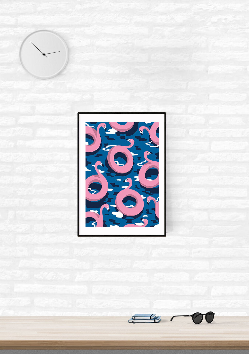 Poster avec des anneaux de sauvetage roses sur fond bleu