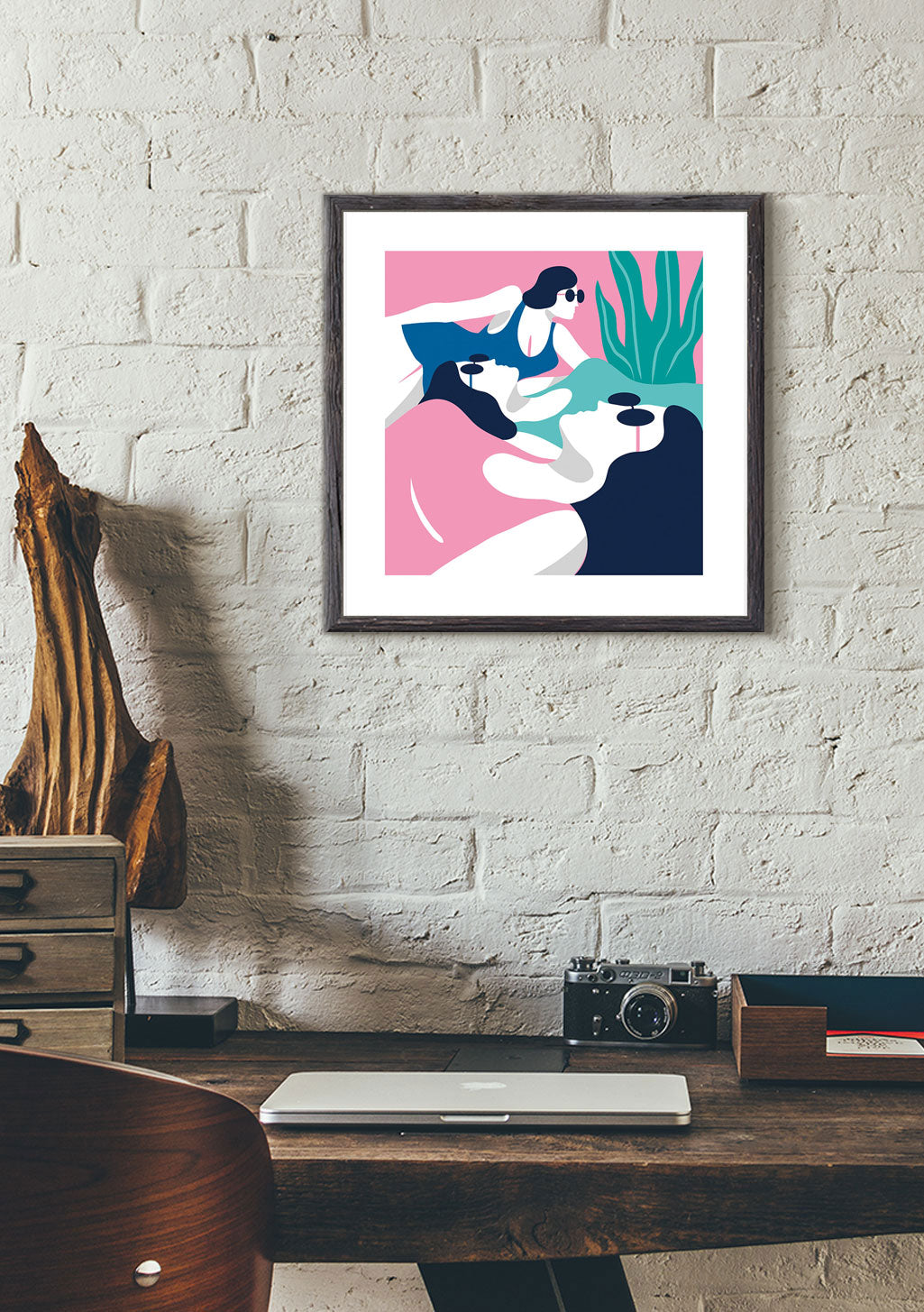 Femme avec chien, couleurs vives, cadre, mur de briques, bureau, ordinateur portable