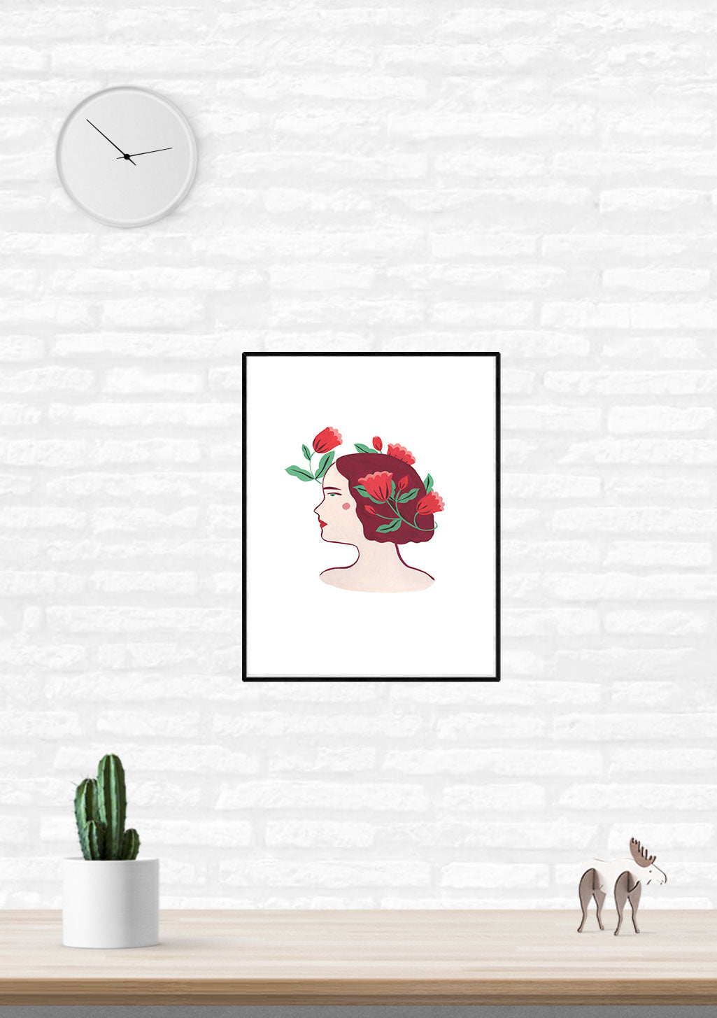 Femme avec fleurs rouges sur la tête