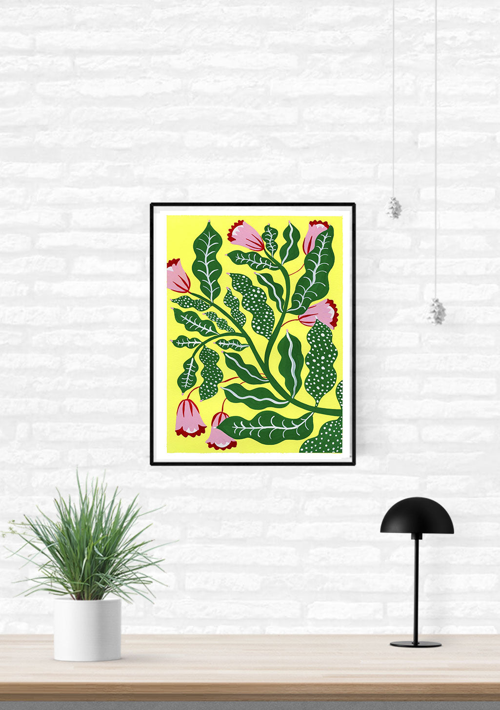 Plantes vertes et fleurs roses sur fond jaune