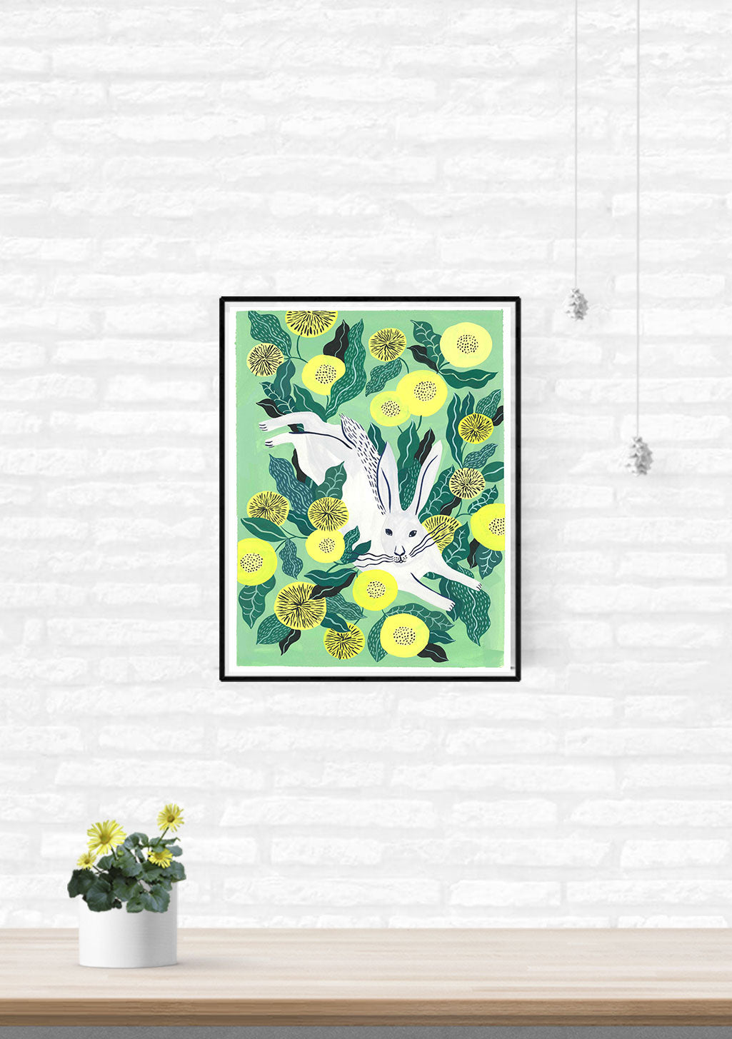 Lapin blanc, fleurs jaunes, feuilles vertes, fond vert