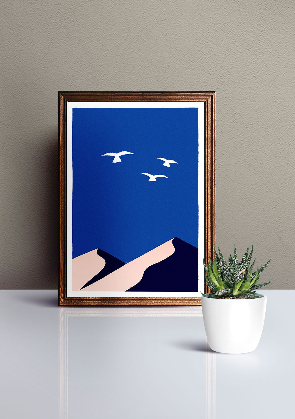 Oiseaux volants sur fond bleu et désert