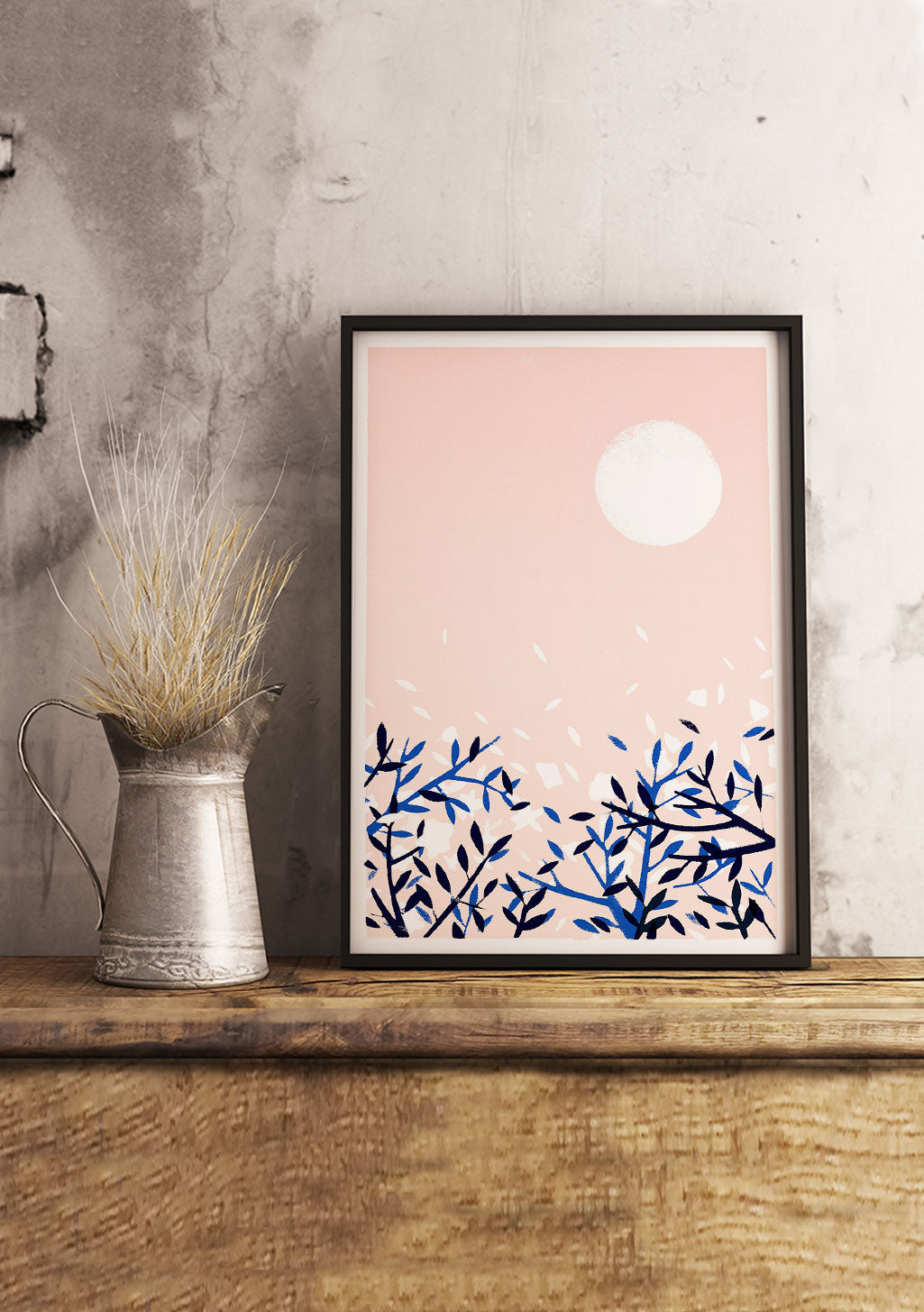 Lune rose, branches bleues, fond rose clair