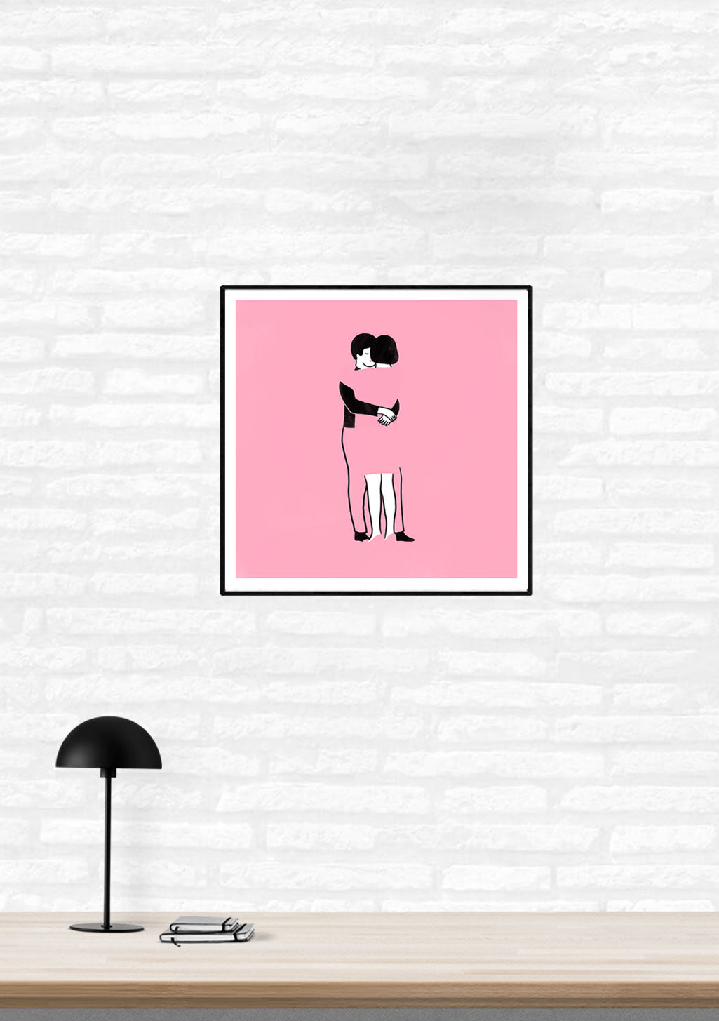 Femme tenant un enfant, fond rose, cadre noir