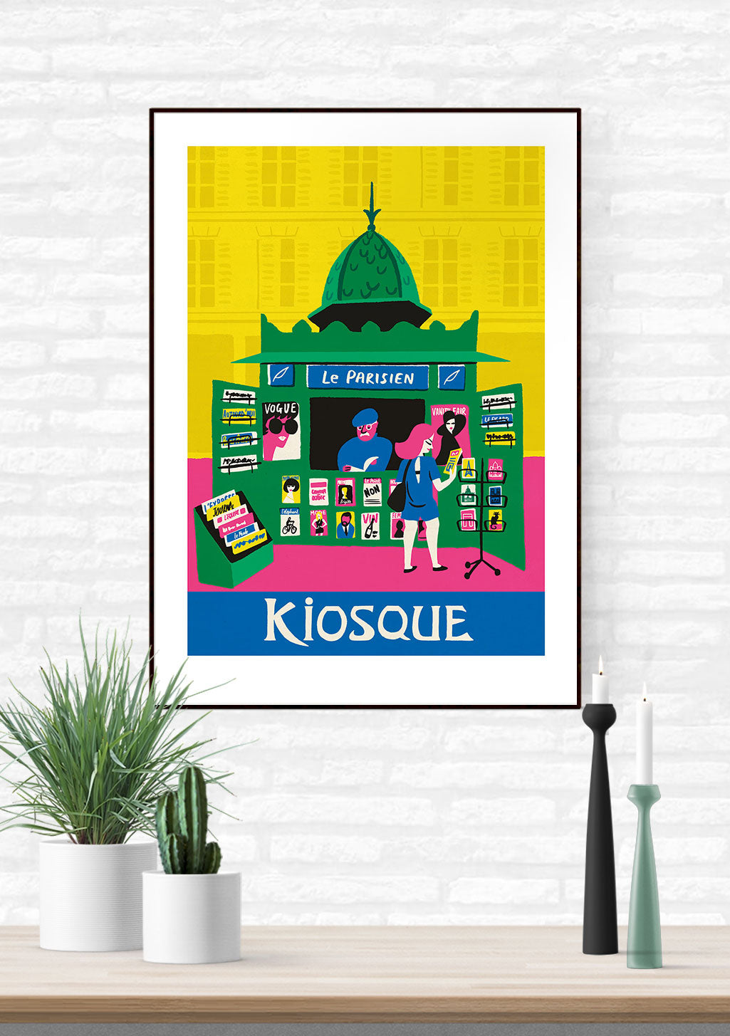 Affichage coloré de kiosque à journaux parisien