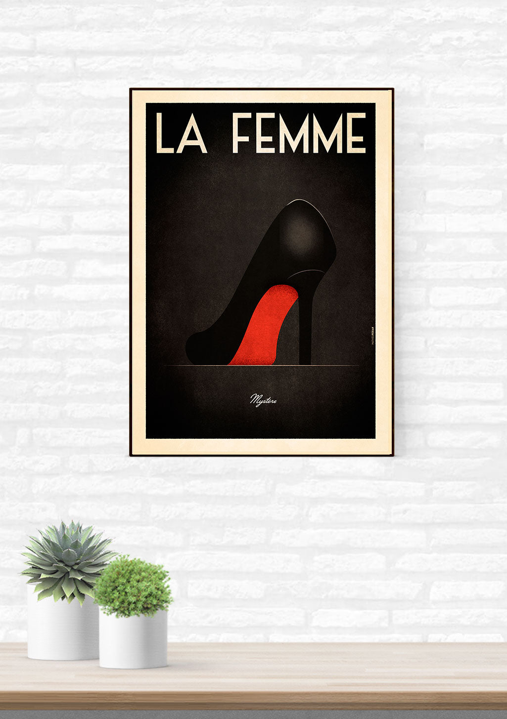 Chaussure noire avec talon rouge, texte LA FEMME