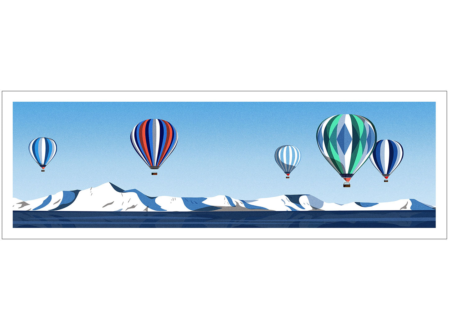 Montagnes enneigées, ballons dirigeables colorés, ciel bleu clair