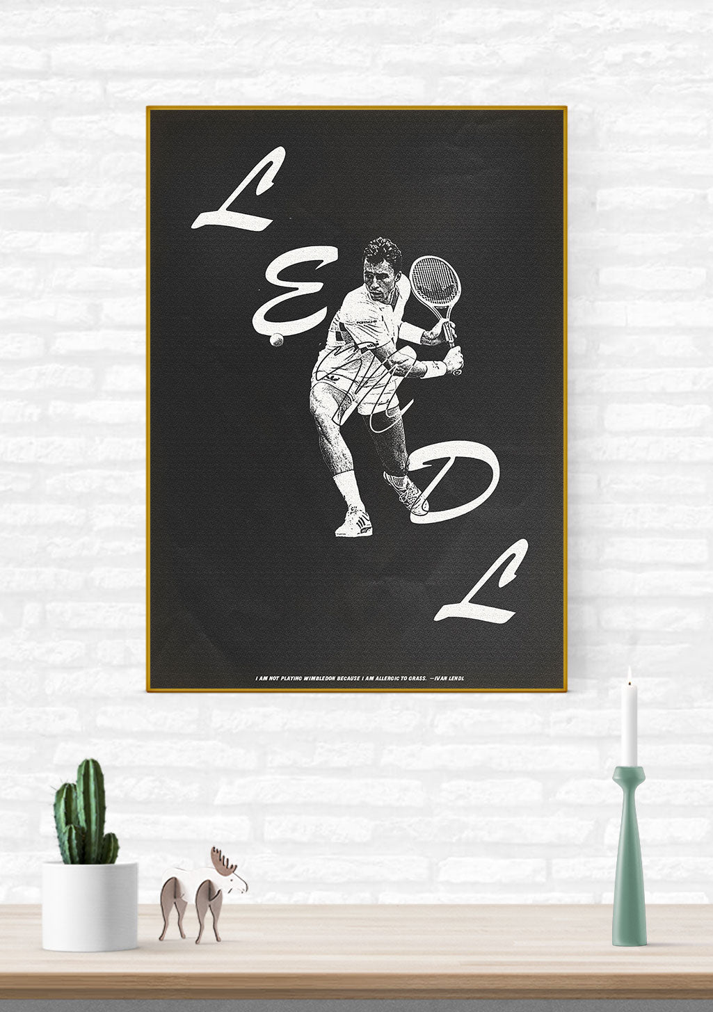 Tennis joueur, raquette, texte stylisé, mur de briques, cadre doré