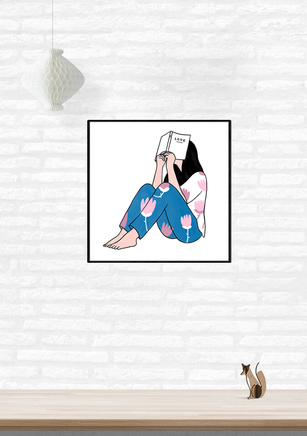 Fille lisant un livre, jean bleu, mur blanc, lampe, chat