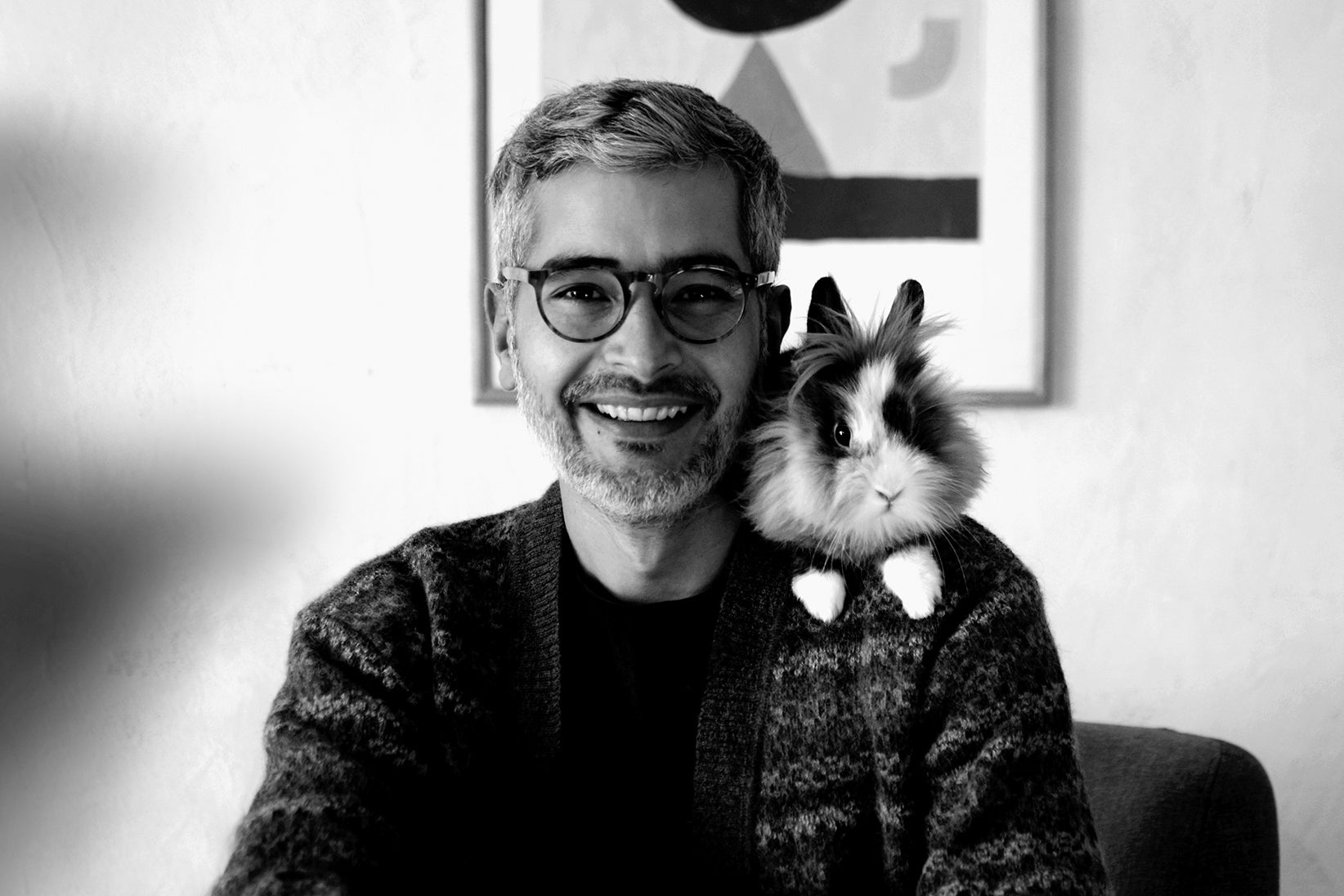 Poster sur le mur derrière l'homme