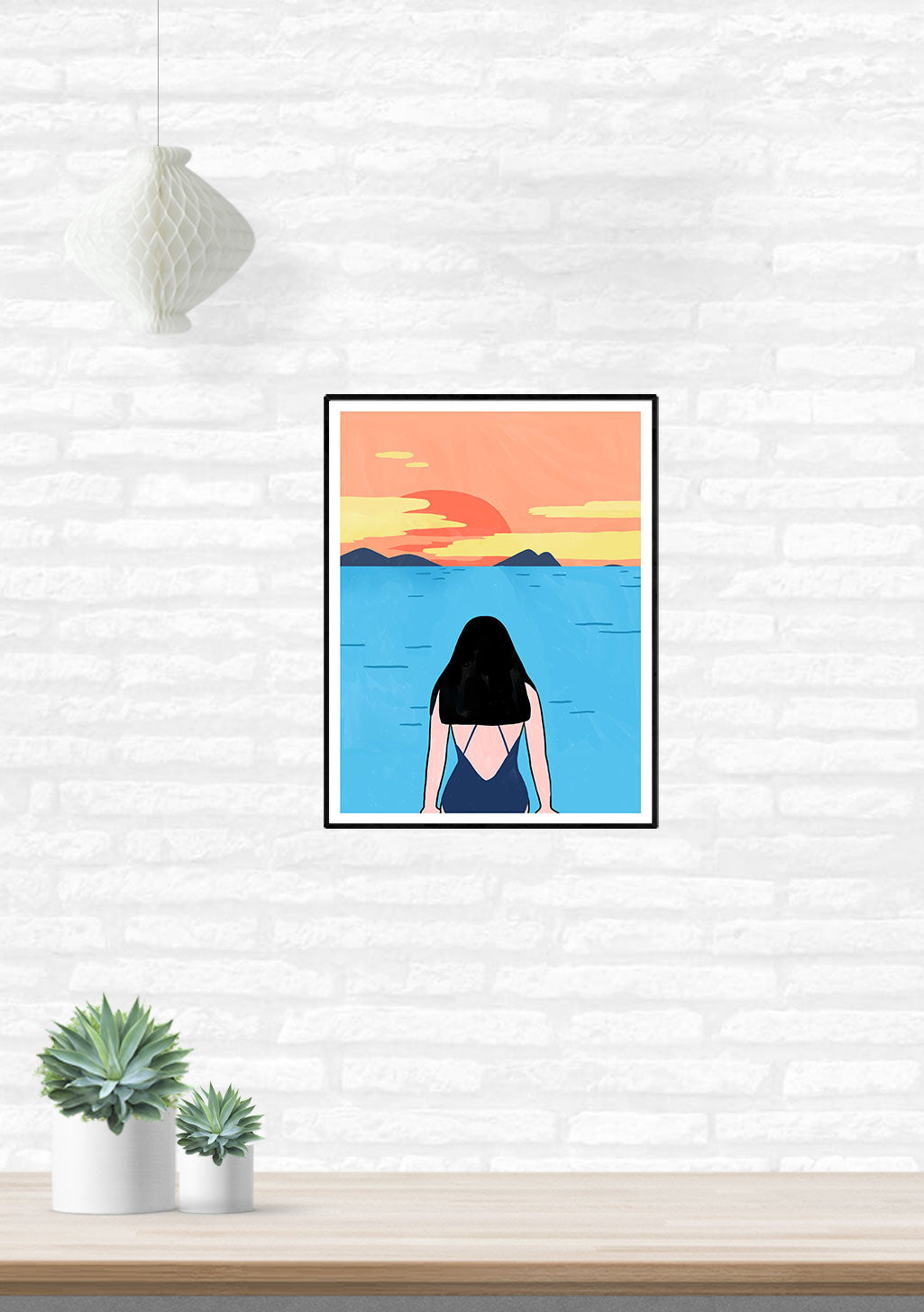 Femme regardant le coucher de soleil sur l'eau