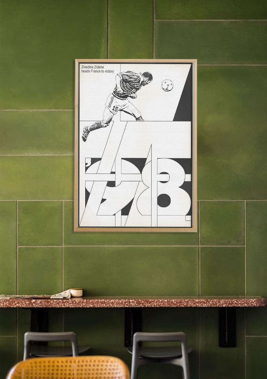 Poster de football, joueur en action, numéro 18, mur vert, cadre en bois