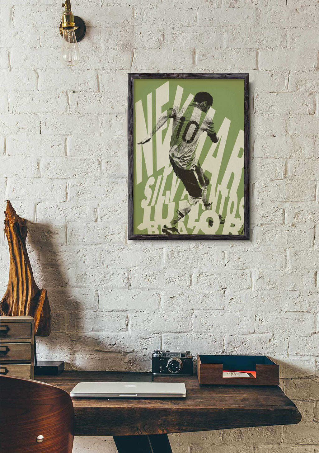 Poster de football, joueur, texte stylisé, vert et blanc, encadré