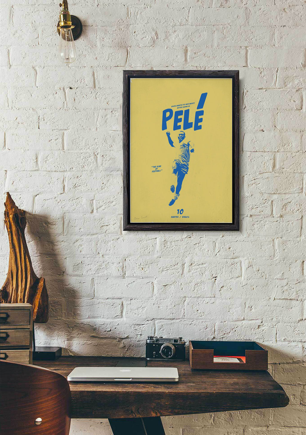 Poster jaune avec texte bleu PELE et silhouette