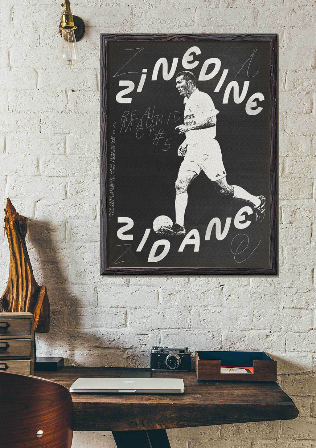 Poster noir et blanc de Zinedine Zidane jouant au football