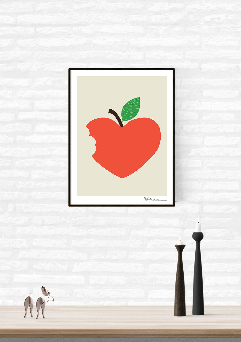 Pomme rouge avec une feuille et une morsure