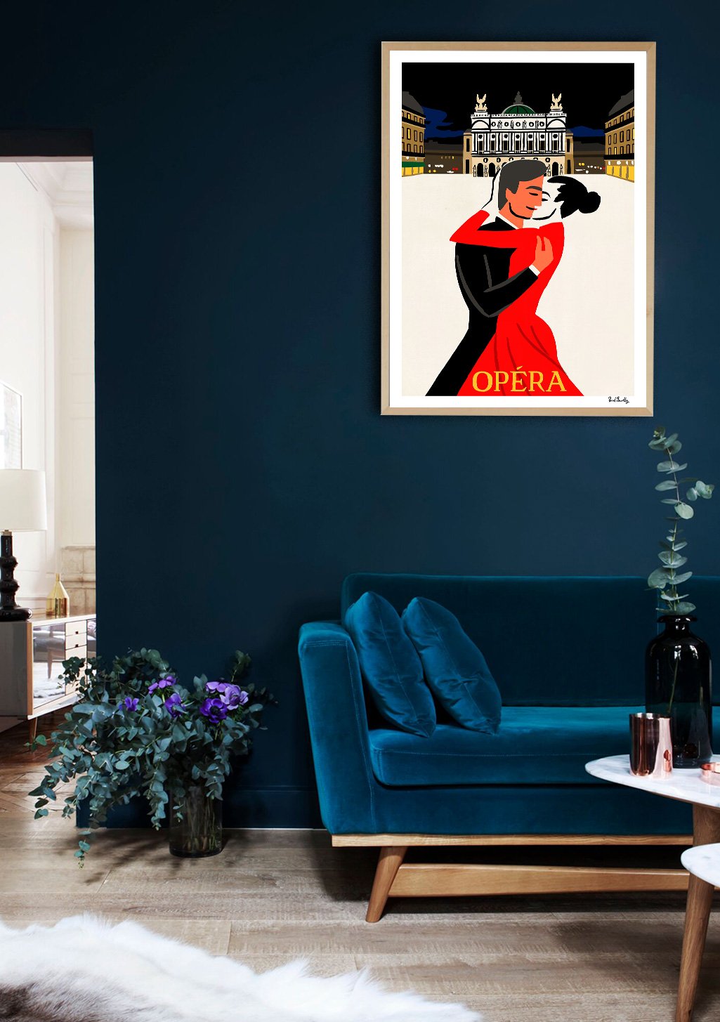 Femme en robe rouge, bâtiment, texte "OPERA"