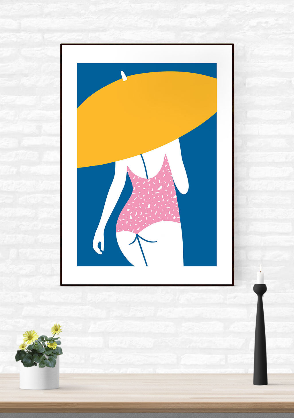 Femme avec parapluie jaune, maillot de bain rose, fond bleu