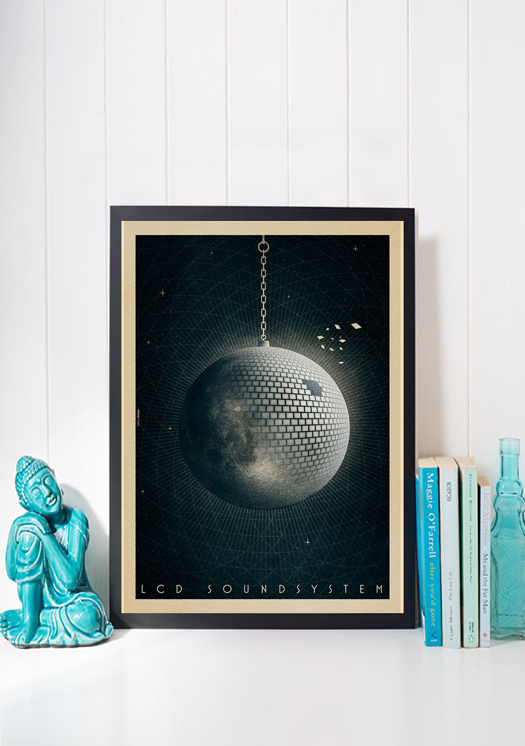 Disque suspendu, chaîne, fond spatial, texte LCD SOUND SYSTEM