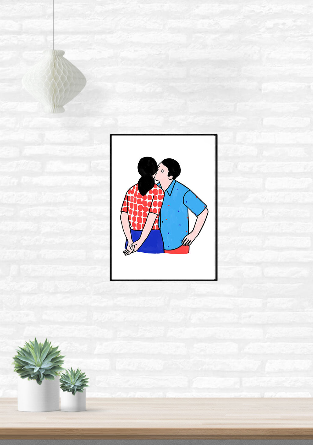 Couple enlacé, illustration colorée, cadre noir, mur blanc