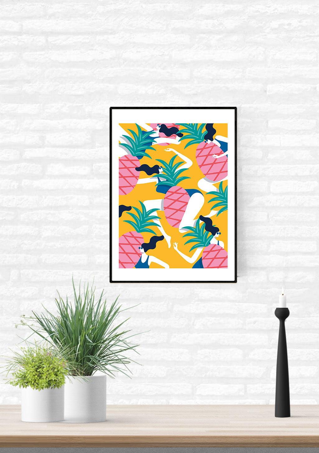 Femmes stylisées, ananas, couleurs vives, fond jaune