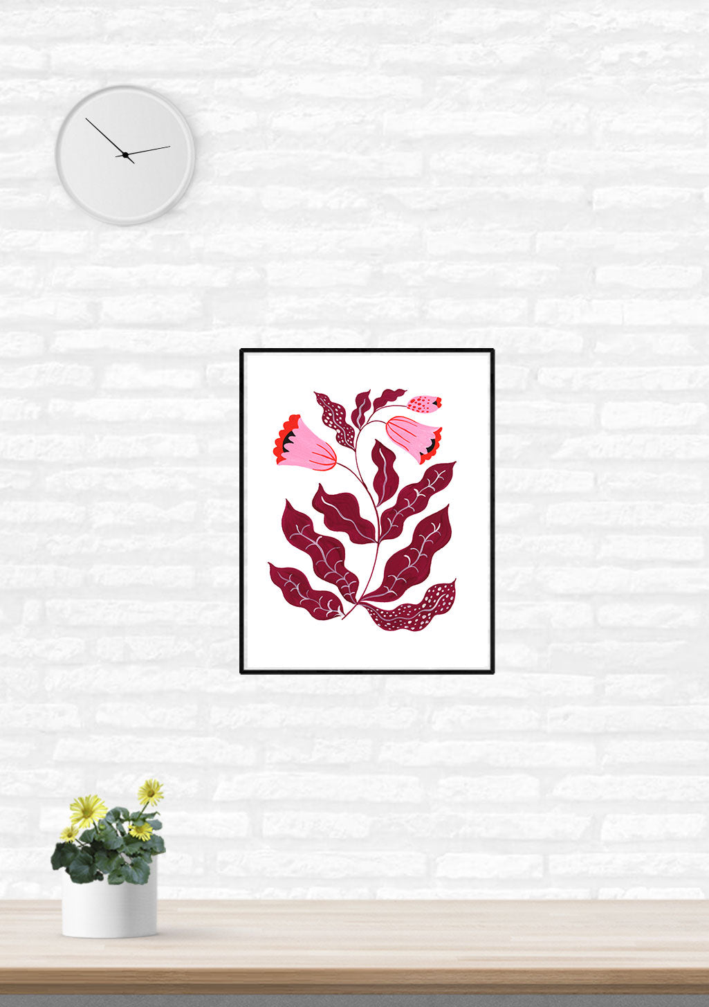 Fleur stylisée rouge et rose sur fond blanc
