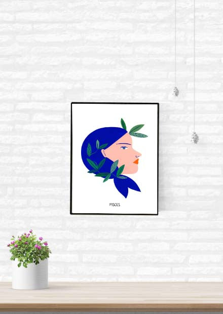 Femme avec foulard bleu et feuilles, cadre noir, mur blanc