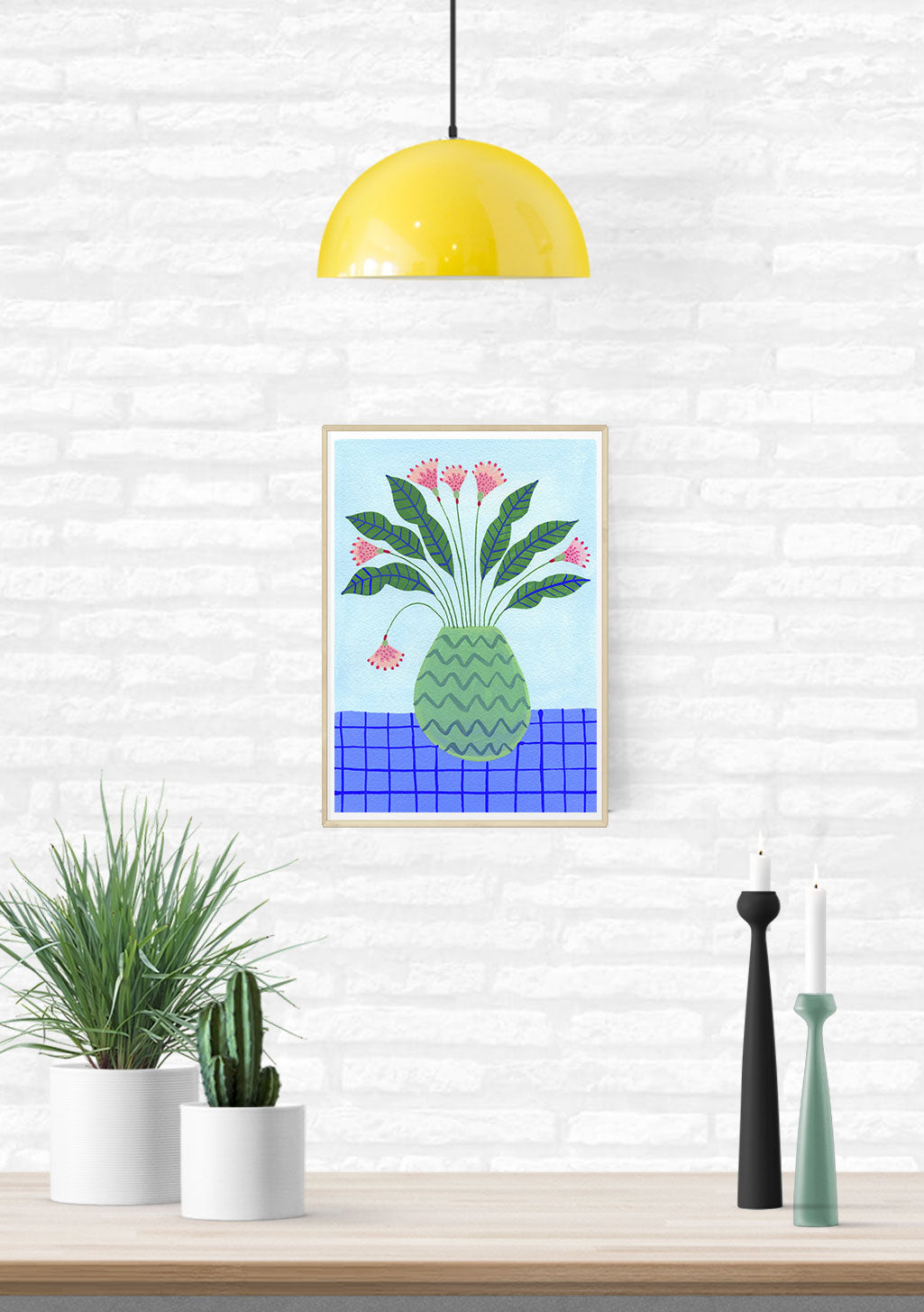 Vase vert avec fleurs roses sur fond bleu