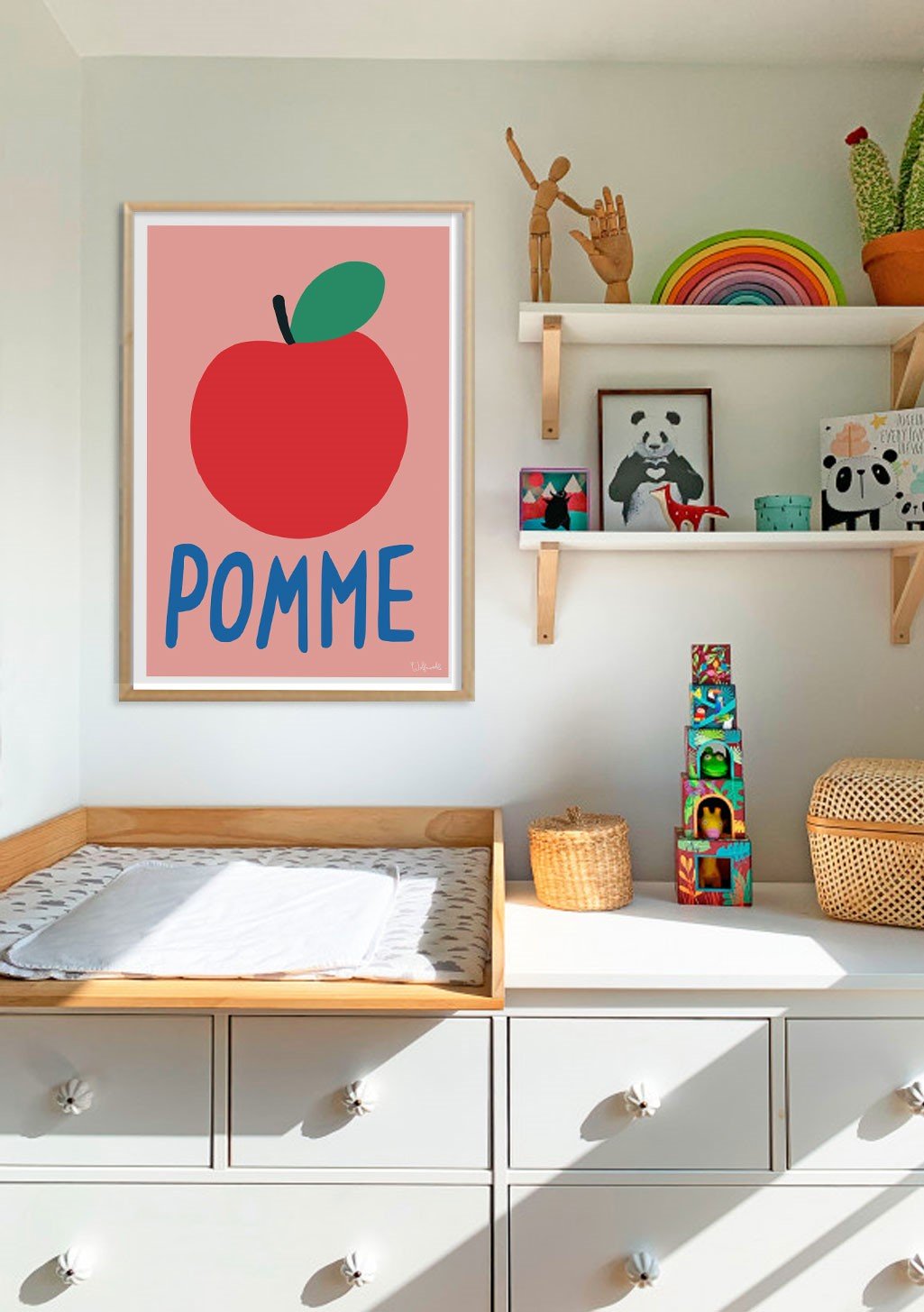 Pomme rouge, texte bleu, fond rose