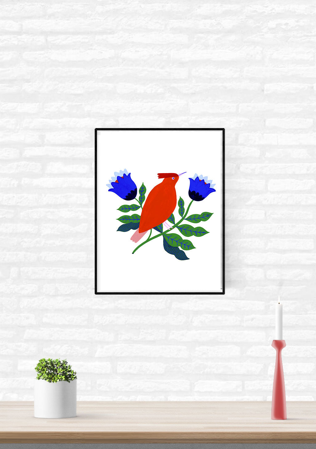 Oiseau rouge, fleurs bleues, cadre noir, mur blanc