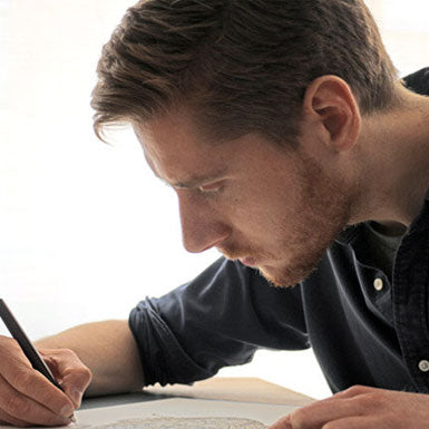 Homme écritant, concentré, stylo, papier, bureau, vêtement décontracté, travail, étude, écriture, calme, intérieur, silencieux