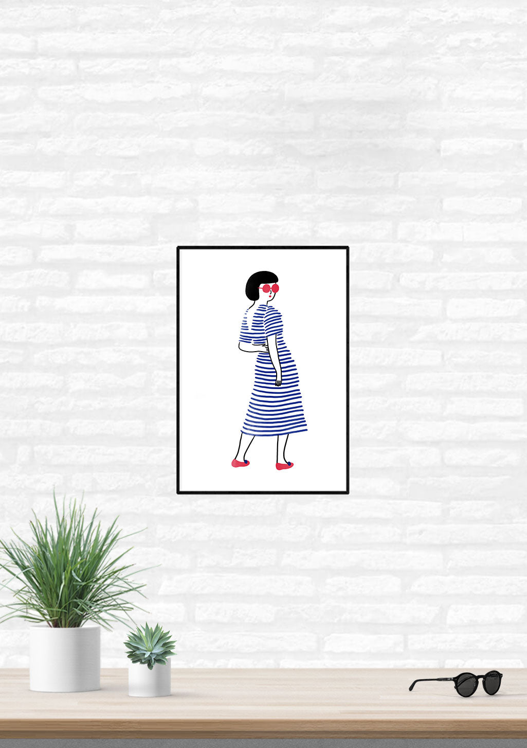 Femme en robe à rayures bleues et blanches