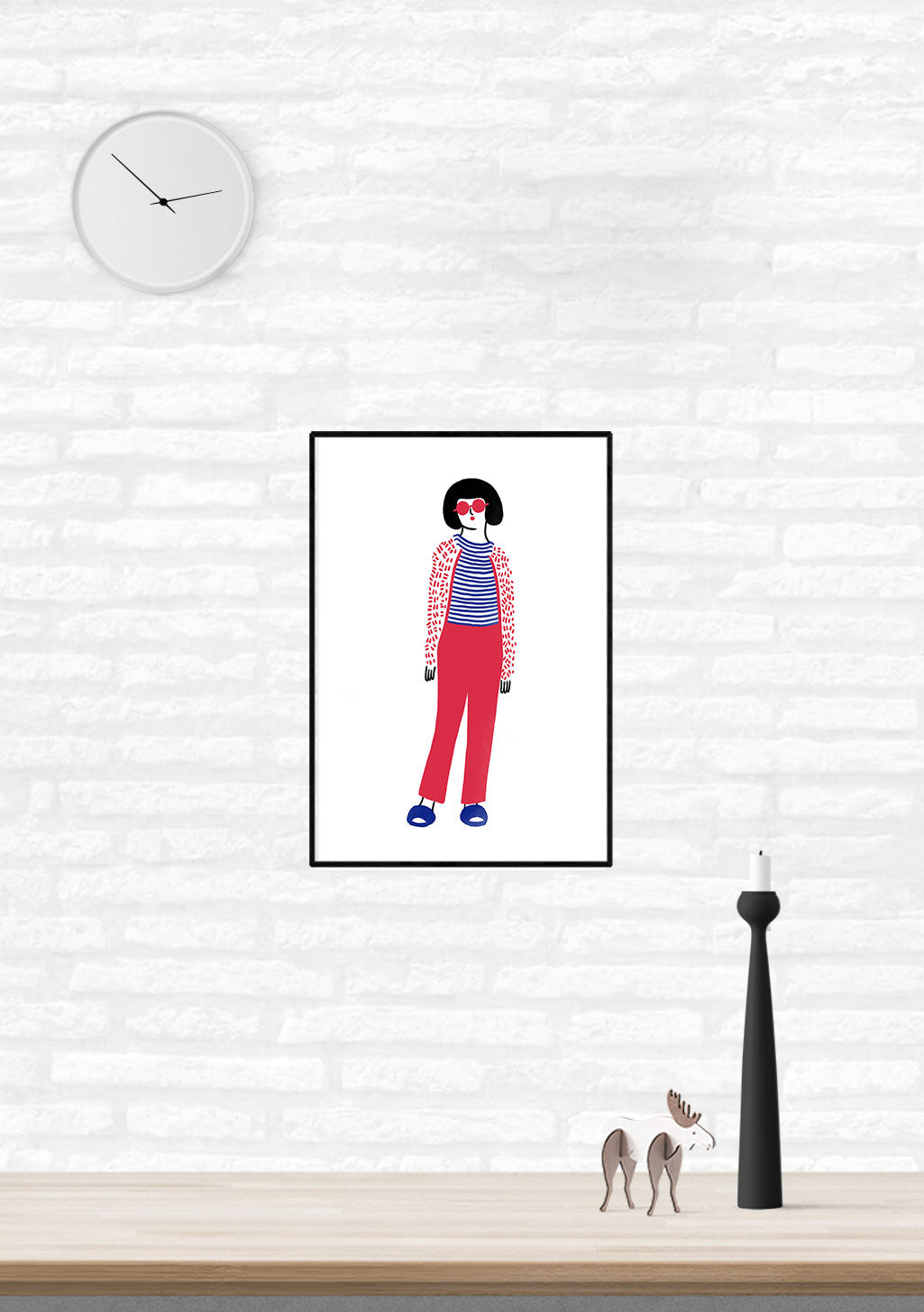 Fille en rouge et rayures bleues, cheveux courts, debout