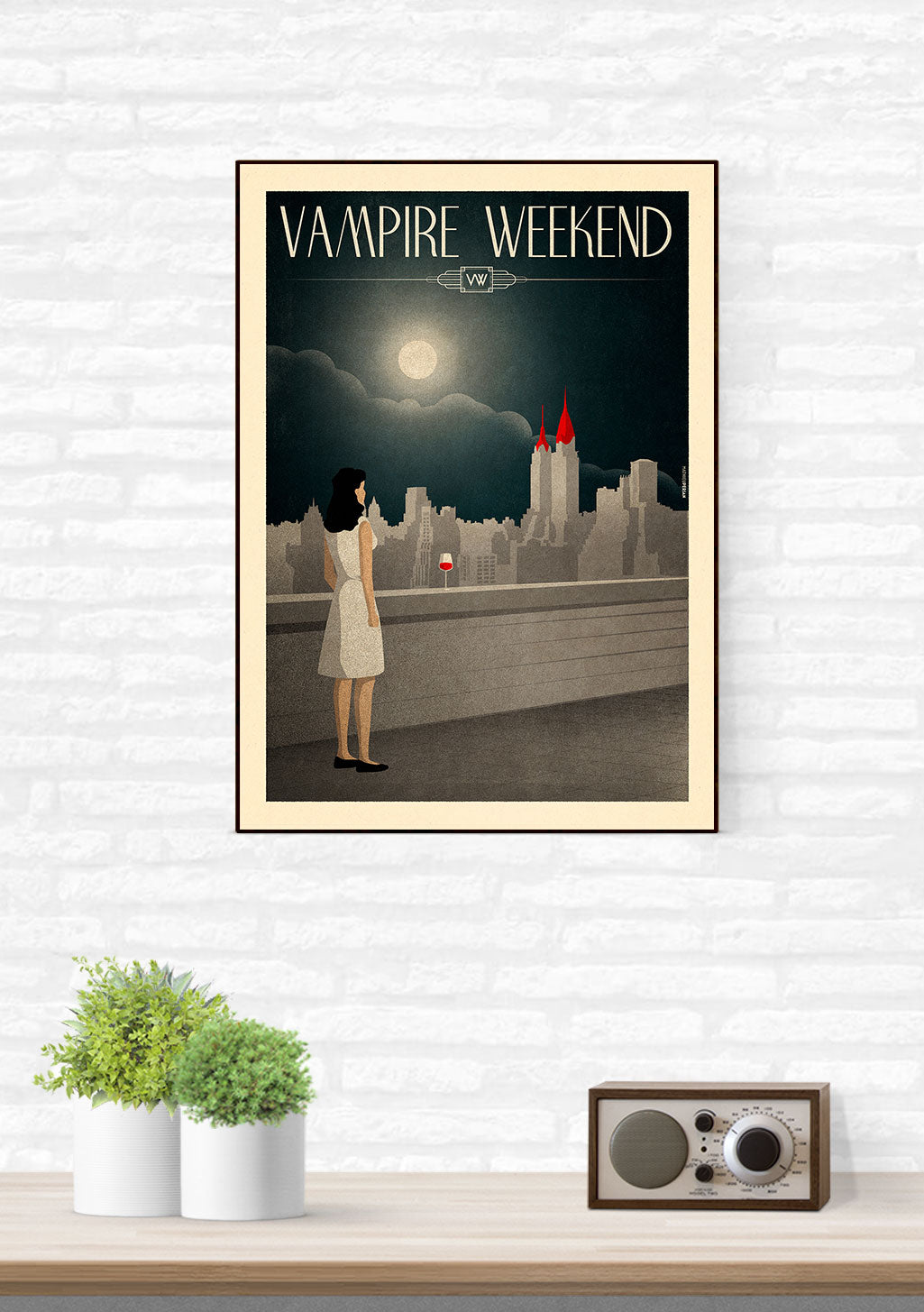 Poster de la ville, femme, lune, gratte-ciel, texte "Vampire Weekend"