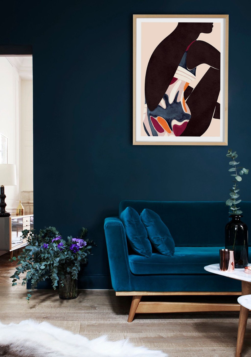 Art abstrait, formes colorées, teintes sombres, pièce moderne