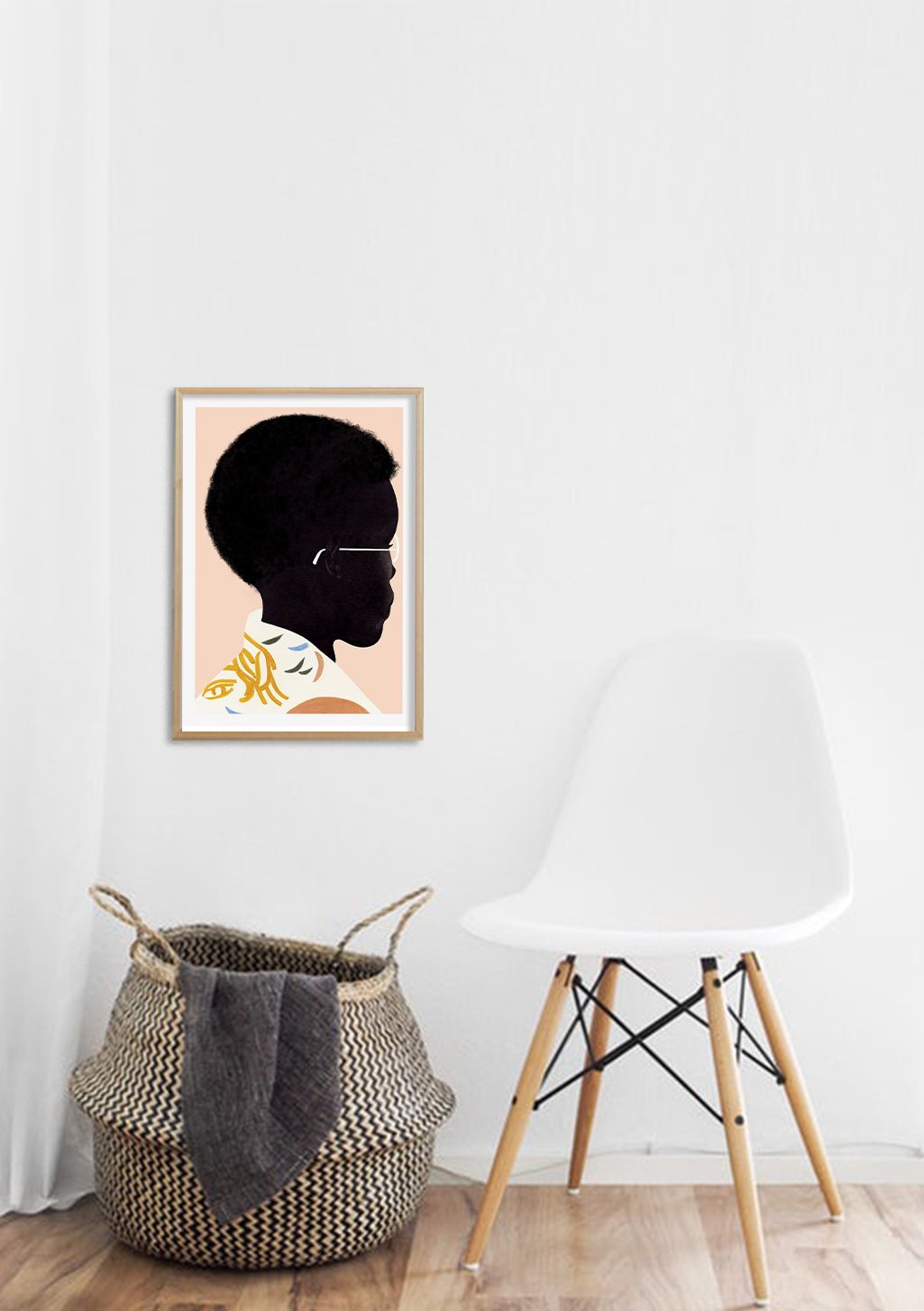 Silhouette de femme, cheveux afro, couleurs douces, cadre doré