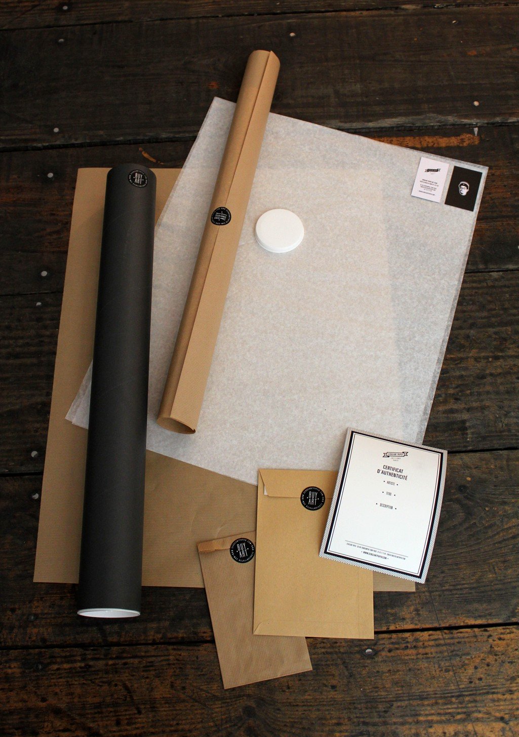 Papier kraft, enveloppes, certificat, cachet, rouleau noir, bois