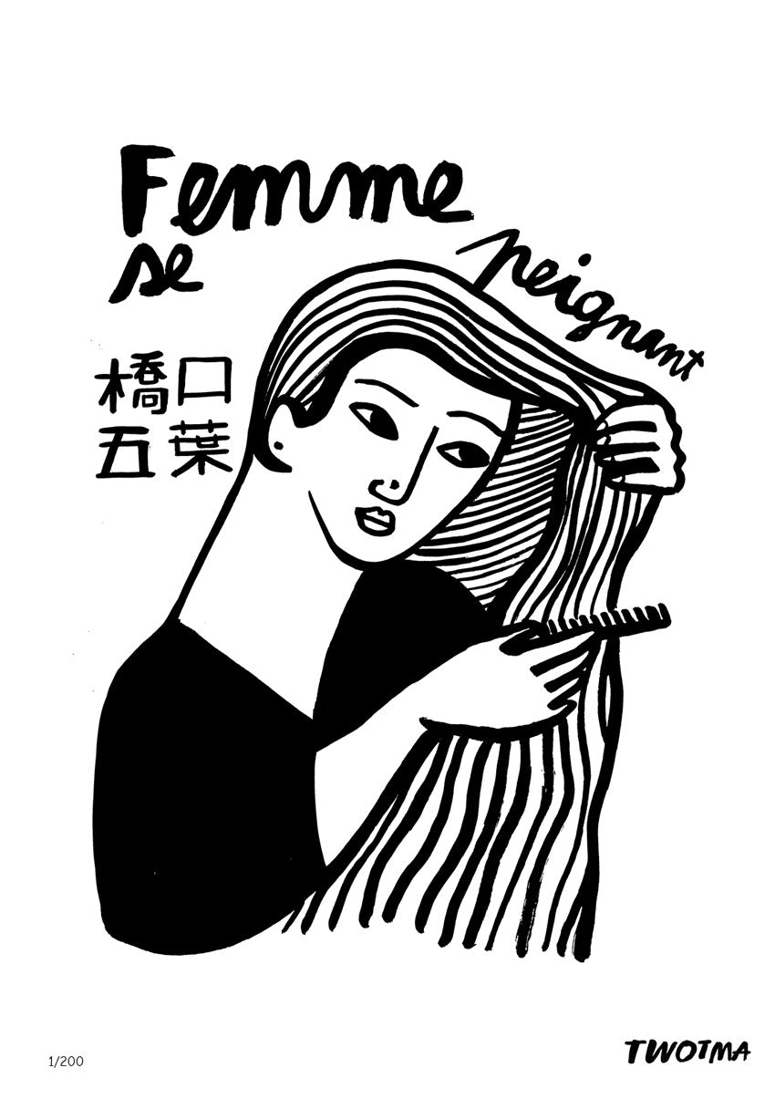 femme se peignant