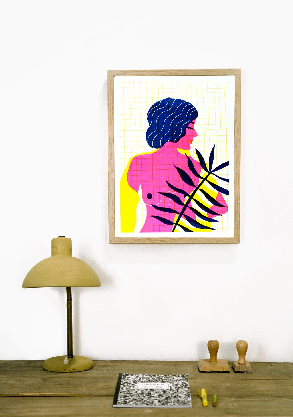 Art abstrait, femme, couleurs vives, chemise rose, chapeau bleu, feuilles noires