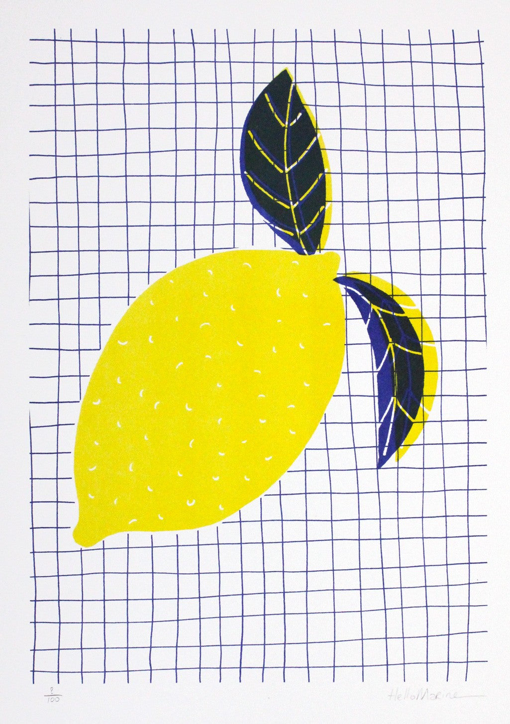 Citron jaune sur fond à grille bleue