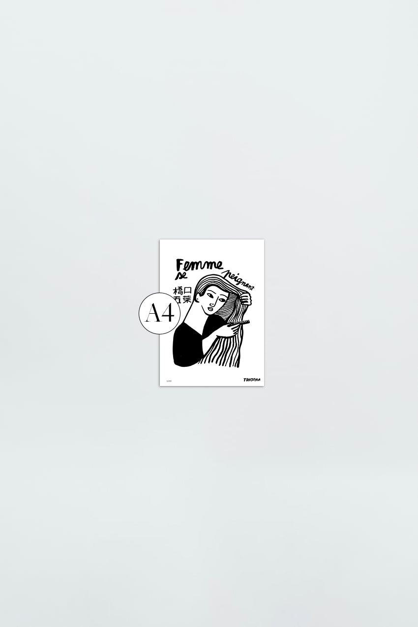 femme se peignant