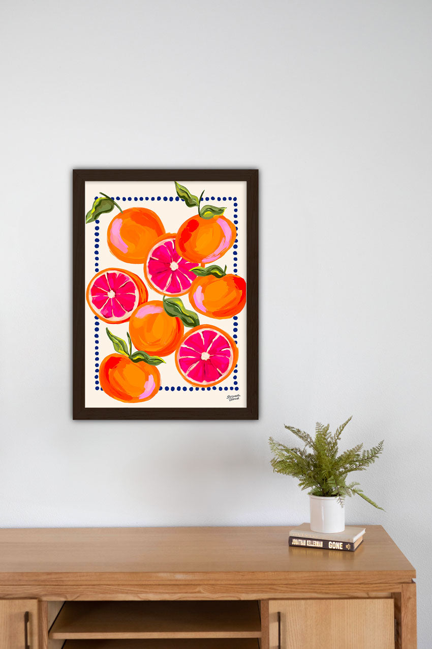 Citrons et oranges colorés sur fond blanc