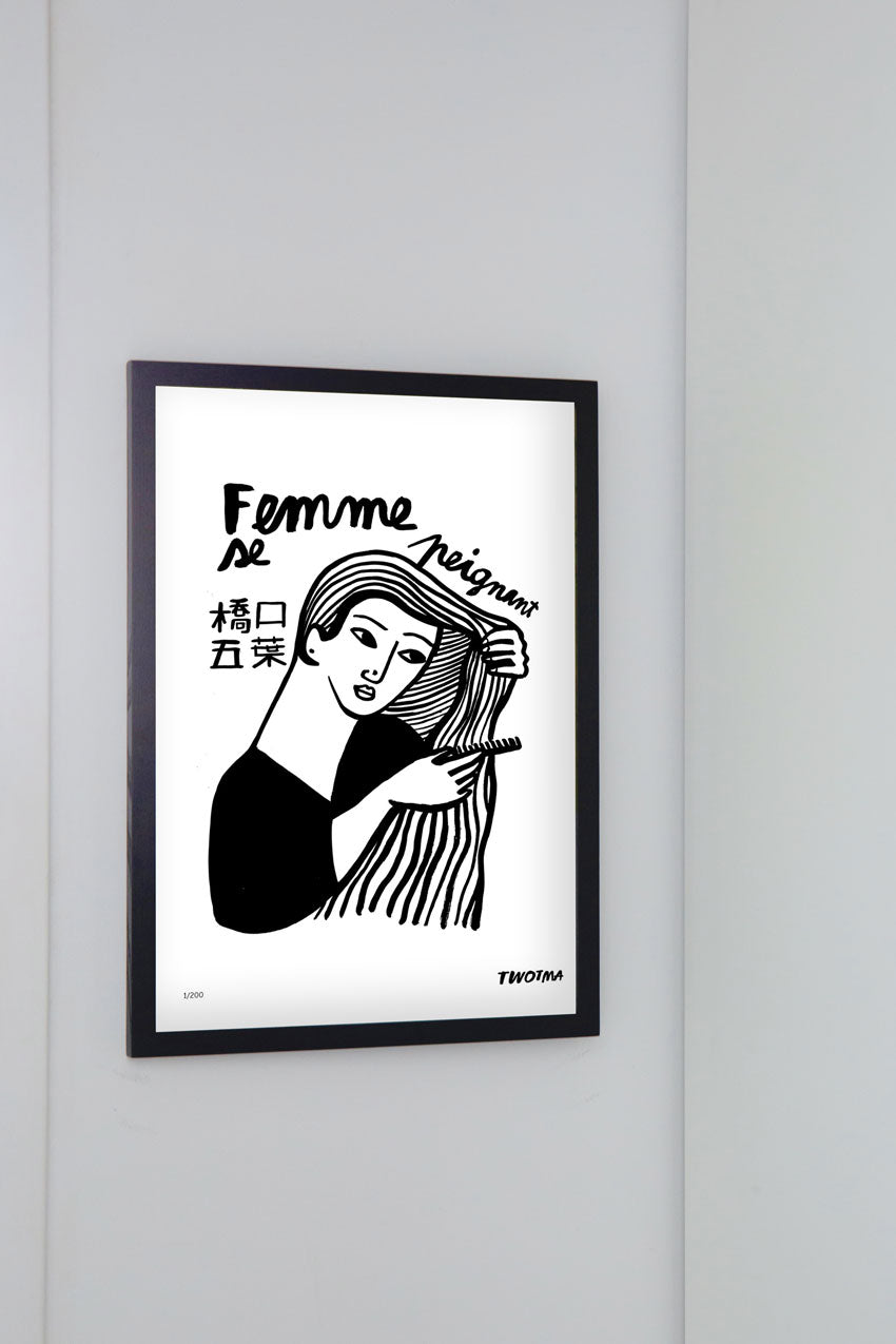 femme se peignant
