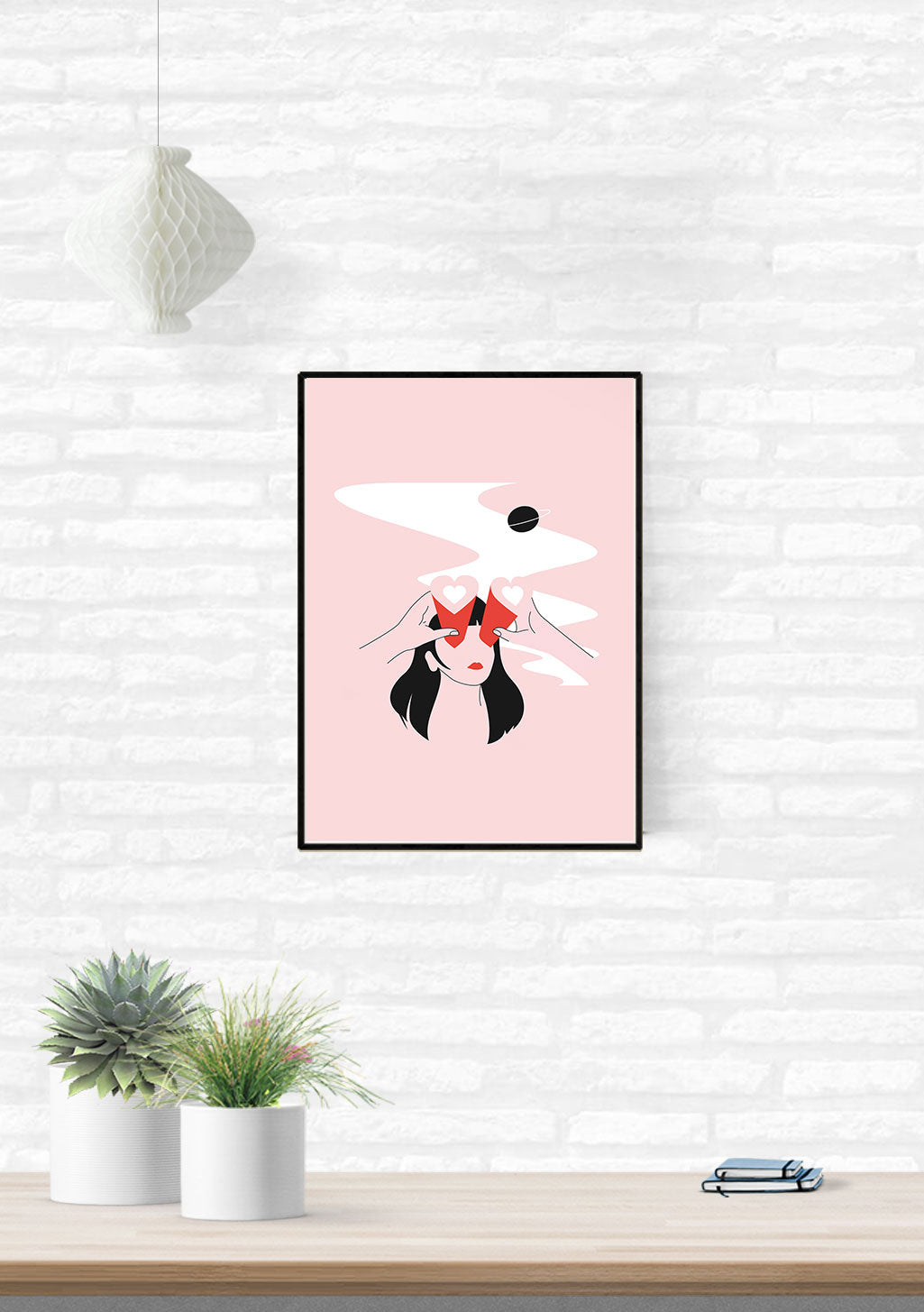 Femme stylisée avec cheveux noirs et lèvres rouges
