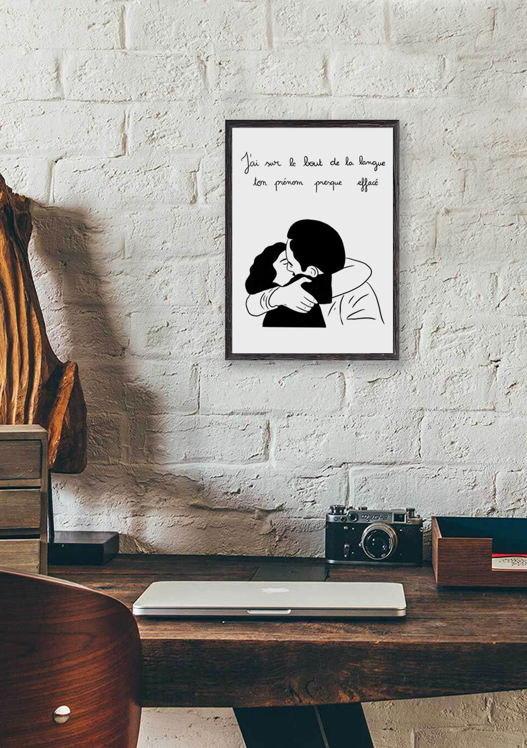 Poster en noir et blanc avec un couple enlacé, texte français